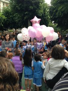Questa foto non l'ho scattata io, l'ho presa dal tuo profilo Chiacchia bella, ma non credo ci saranno problemi con la mamma che l'ha scattata, la bimba poi in primo piano di spalle con il vestitino bianco, nemmeno ad averlo deciso prima, è la mia Ilariuccia in braccio a Frafra <3