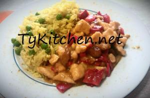 Risotto al curry e pollo con le mandorle e peperoni