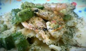 Pasta con gamberi zucchine e pomodori