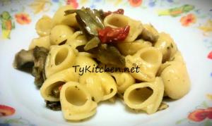 Pasta carciofi piccanti e pomodori secchi