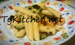 Pasta zucchine peperoni e pancetta1