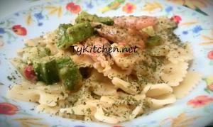 Pasta gamberi zucchine e pomodori